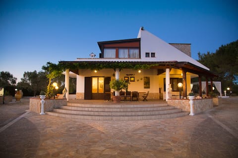 Villa with private pool for 14: near Gallipoli