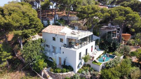 Villa with pool in a cove with sea view/access