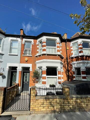 Immaculate 5-bedroom family home gallery image 2