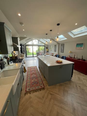 Immaculate 5-bedroom family home