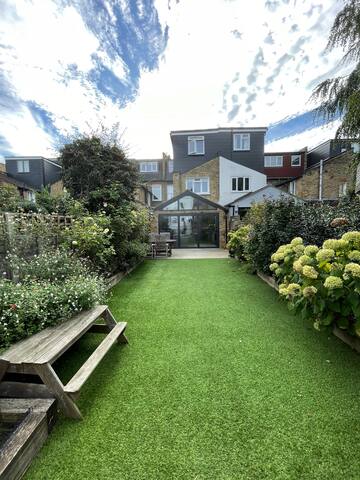 Immaculate 5-bedroom family home gallery image 3