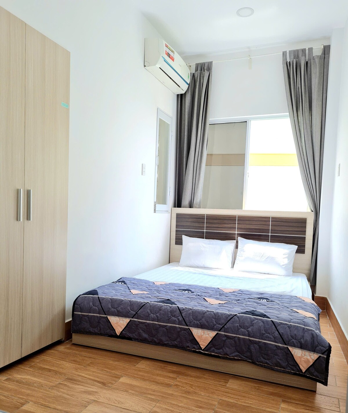 "עיצוב פשוט ונקי עם אור רך ומצעים נוחים."