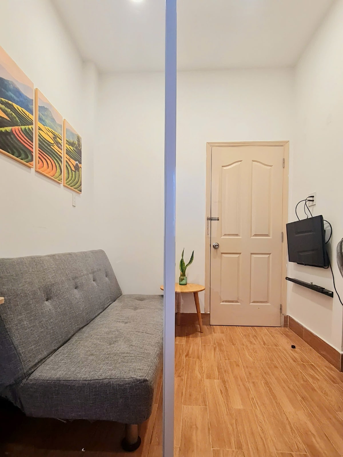  להירגע בסלון עם ספה נפתחת נוחה וטלוויזיה — מושלם להירגע, לקרוא או ליהנות מלילה רגוע.