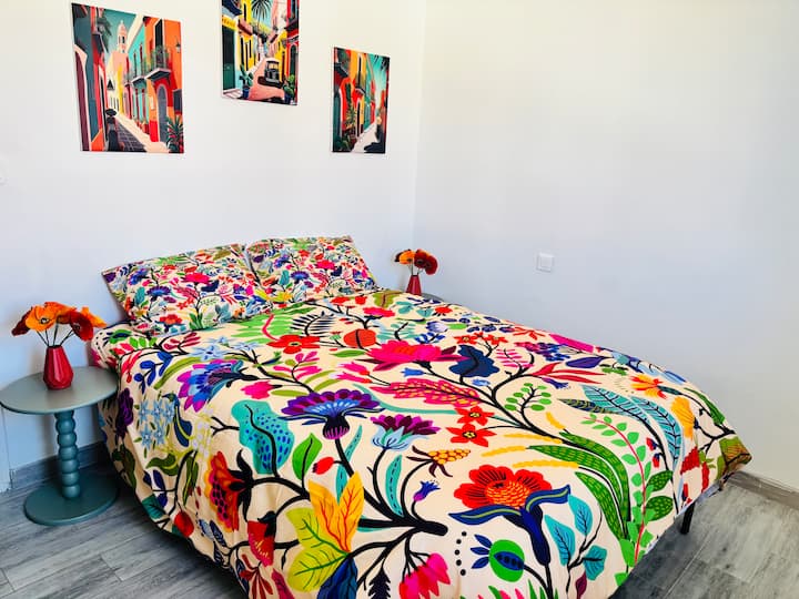 Explosión tropical
Habitación chispeante de colores vivos, inspirada en los trópicos. Ropa de cama floral, cuadros coloridos y ramos de flores vitaminados. Perfecta para empezar el día con energía y buen humor, en un universo alegre y exótico.
