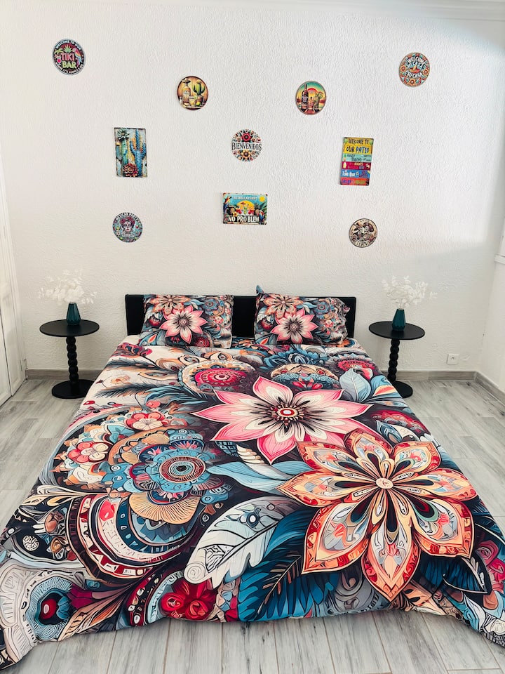 Mandala Évasion tamaño King
Viaja a un ambiente étnico y colorido con motivos de mandala XXL, decoración de pared festiva y ropa de cama original. Espacio luminoso y cálido, perfecto para una inmersión total en el buen humor y el espíritu vacacional.