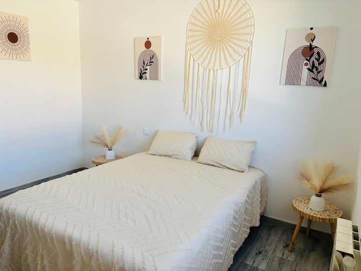 Bohemia Dulce
Un nido de suavidad en tonos crema y naturales. El macramé mural, los materiales suaves y la decoración refinada crean un ambiente zen y relajante. Ideal para recargar las pilas y disfrutar de un sueño tranquilo, en un ambiente relajante.