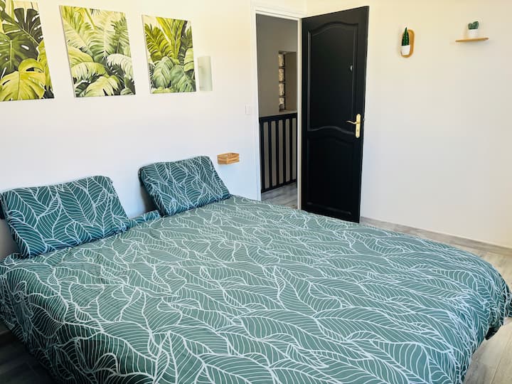 .

Naturaleza Zen King size
Decoración inspirada en la naturaleza con tonos verdes y motivos de hojas. Ambiente relajante y fresco, ideal para relajarse. Ropa de cama suave, ambiente relajante, todo para una estancia tranquila en armonía con la naturaleza