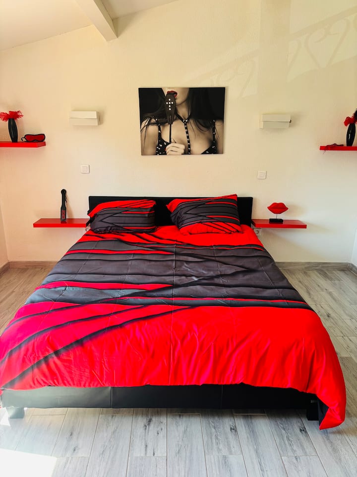  Glamour king size 
Ambiente apasionado, decoración sensual y moderna. Cómoda ropa de cama, juego de colores rojo y negro, perfecto para estancias románticas. Ambiente único, accesorios decorativos y toques atrevidos para noches inolvidables 