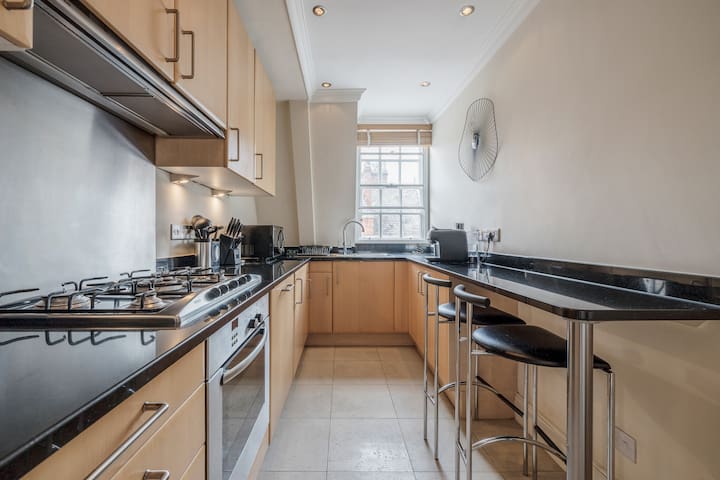 J-Mayfair’s Bellavista PenthouseRooftop Terrace&AC gallery image 4