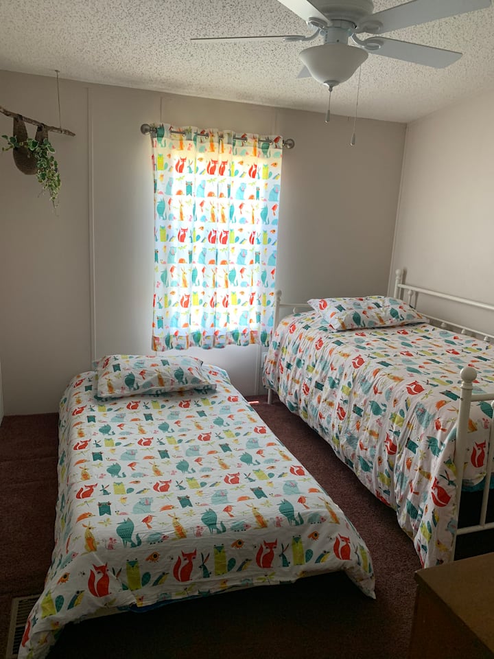 ניתן להרים את המיטה הנפתחת. יש הוראות ליד מתג האור. 