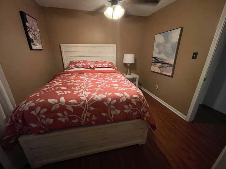 Krevat dopio "queen" në dhomën e gjumit të vizitorëve. 