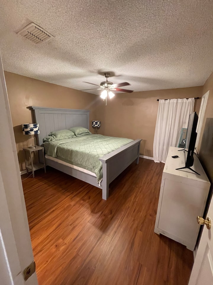 Krevat dopio "king" shumë i rehatshëm. Ka një televizor për argëtim. Ka një shëtitje të madhe në dollap ku mund të vendosësh sende personale. Ka gjithashtu një pasqyrë me gjatësi të plotë. 