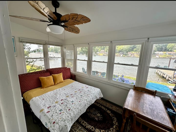 Спалният диван в слънчевата стая се отваря към двойно легло за допълнително спално помещение!