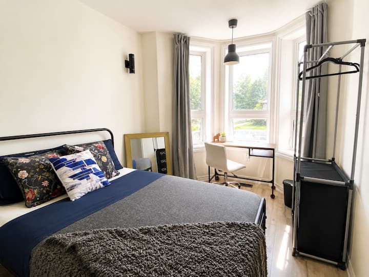 High Ceiling Studio Close To Scarborough Bluffs - Toronto