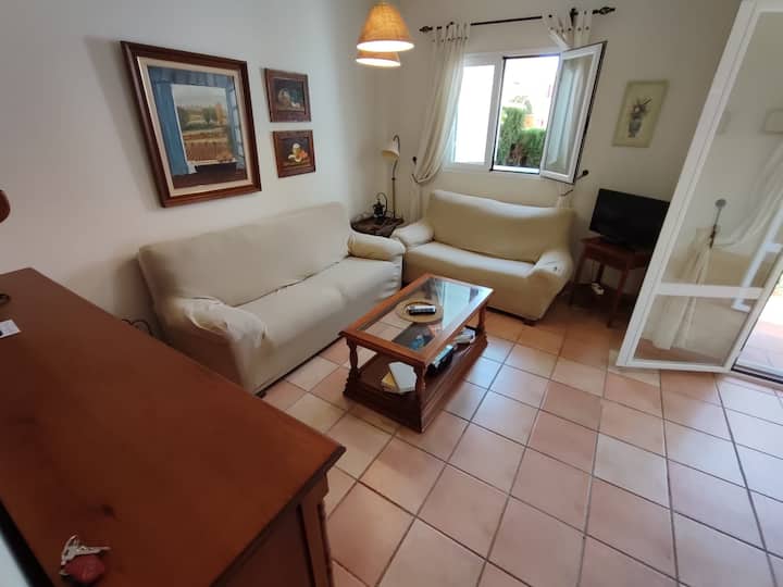 Amplio salón con aire acondicionado frío- calor