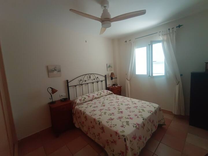 Cama de 1,50 con colchón de 28 cm de alto.
Dispone de sábanas y edredón. 
Dispone de aire acondicionado frío y calor.