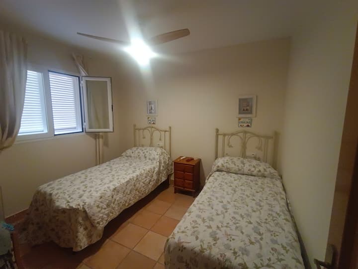 Dormitorio de 2 camas de 90 cm con posibilidad de 3 con cama supletoria de 90 cm. 
Equipadas con sábanas y edredones.
Dispone de ventilador de techo. 