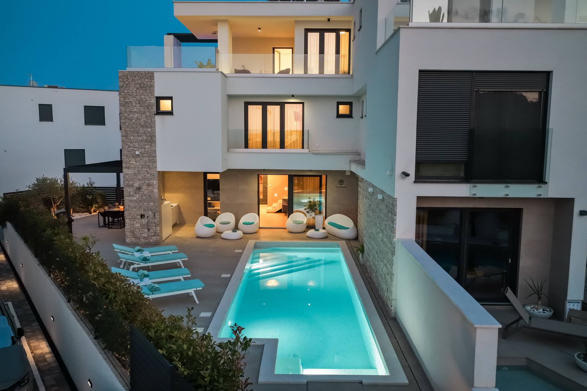 4BDR Villa, 350 m2, pool, A/C, parking, beach area