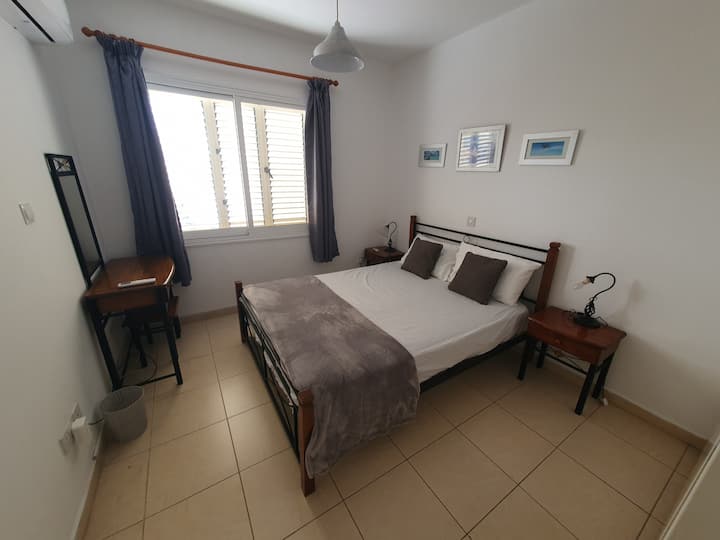 Cama tamaño king con tocador y taburete.