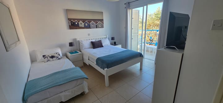 Dormitorio principal con cama doble y individual más balcón y baño privado