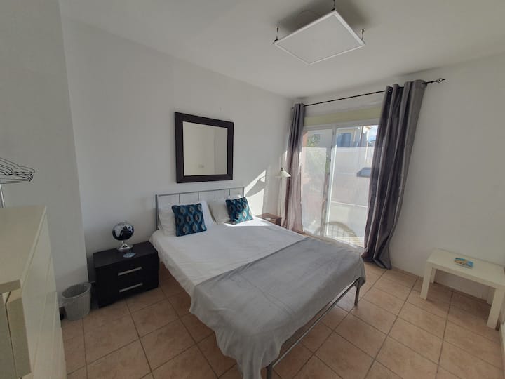 Cama doble y mesitas de noche