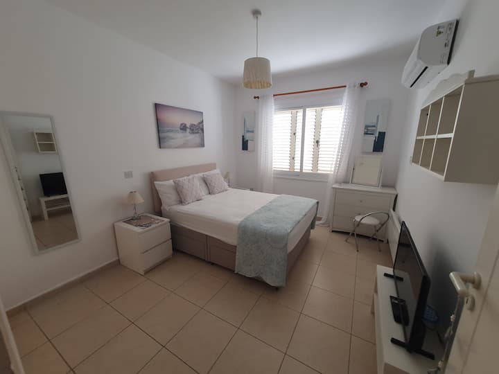 Cama doble y mesitas de noche con cómoda más amplios armarios empotrados