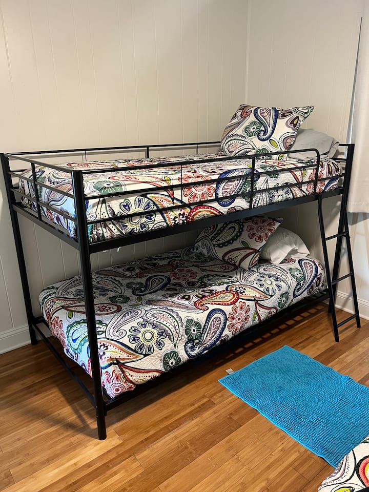 Имайте предвид, че има ограничение за теглото от 200 фунта за горното легло.