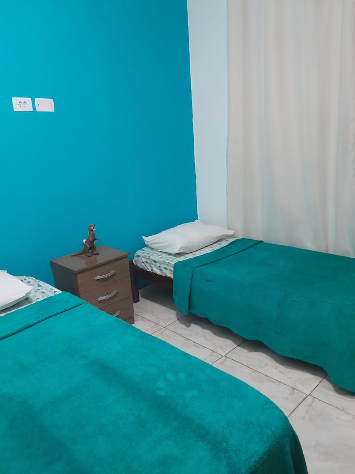 Chumba cha kulala kilicho na vitanda viwili vya mtu mmoja, kilicho na mashuka ya kitanda na bafu. 