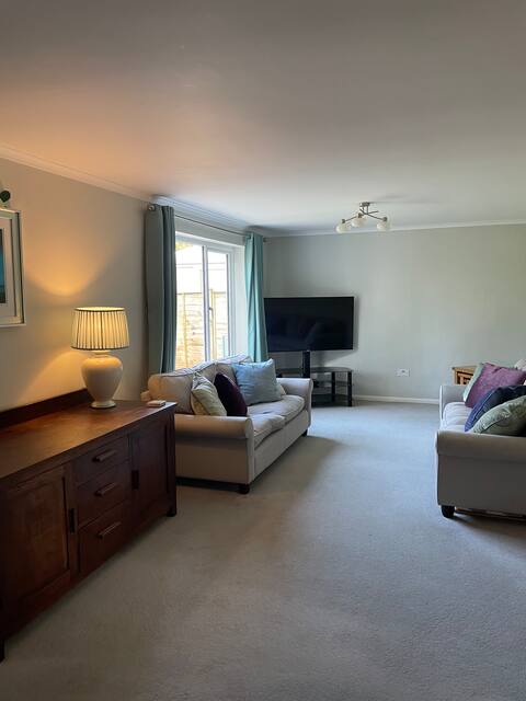 Popular Airbnb listing: Cotswold house by the park, central Cirencester in Cirencester