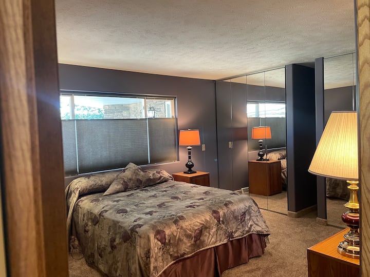 غرفة نوم للضيوف مع حمام كامل