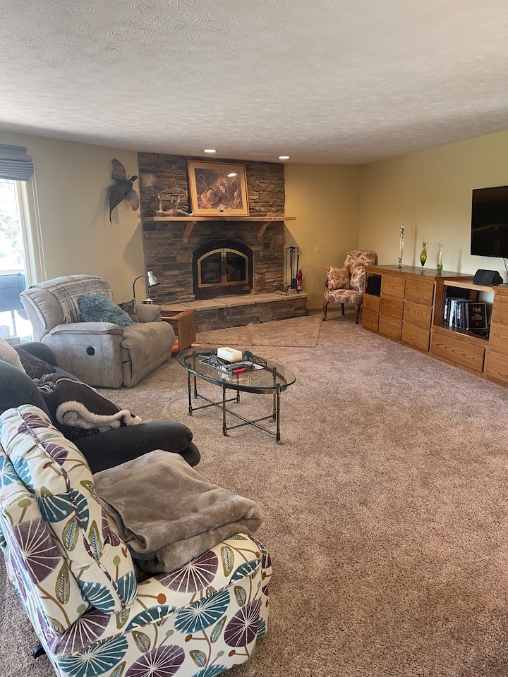 غرفة معيشة دافئة ومريحة للاستمتاع باللعبة أو فيلم أو عرضك المفضل