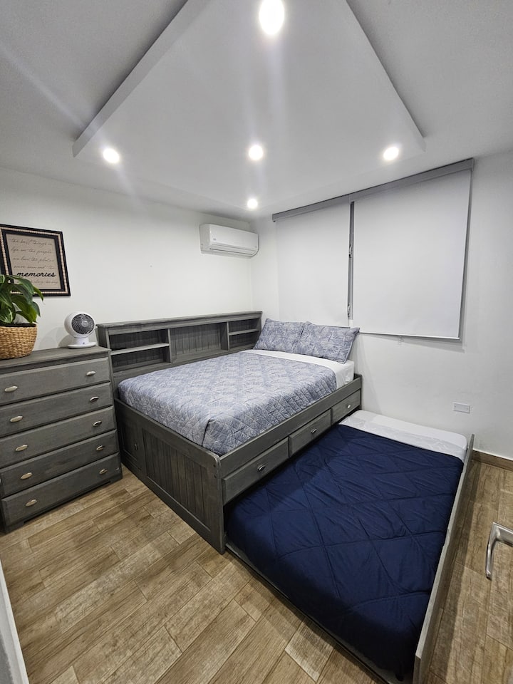 Il y a un lit double à l'étage et un lit simple en bas.