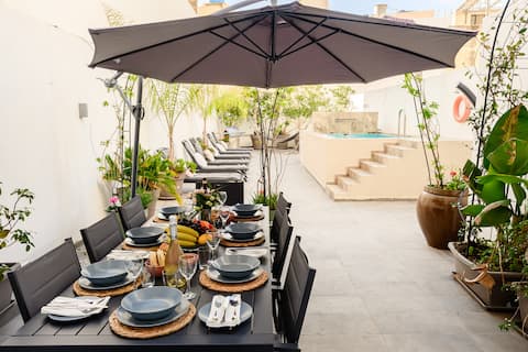 Stylish Home: Heated Private Pool Bliss