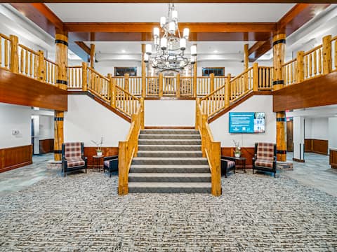 3BR near West Entrance, Pool, Hot Tub, Game Room.