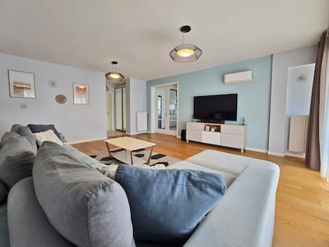 Top performing Airbnb: Penthouse panoramic | 150sqm | 3BR & View |Parking in Chiajna
