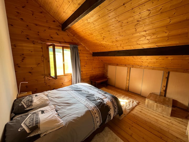 Dieses gemütliche Zimmer, ausgestattet mit einem bequemen Bett 160, garantiert Ihnen eine komfortable Nacht. Mit seiner warmen Dekoration und seinem beruhigenden Blick auf den Wald bietet es einen idealen Rahmen für eine erholsame Erholung in der Natur.