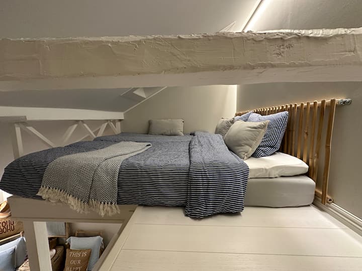 Aquí hay una cama de 160 cm de ancho 
