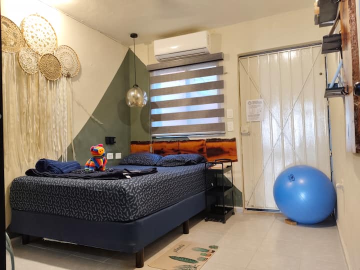 The room is equipped with zebra-type curtains, ideal for adjusting the light to your liking. Enjoy a bright and cozy atmosphere during the day or create more privacy and darkness when needed. Comfort and style in every detail! ✨