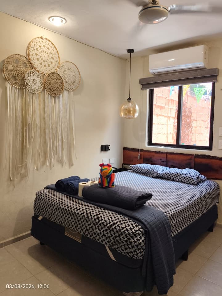 Room equipped with air conditioning and a ceiling fan for added comfort. It also has a patio access door, which allows you to enjoy pleasant natural ventilation and more coolness.
