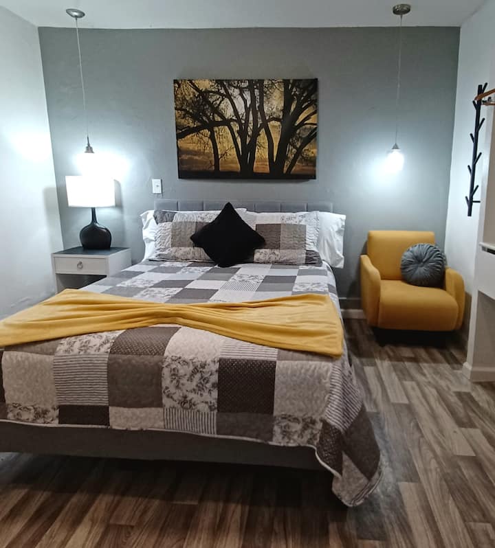 'Descansa en ésta cómoda cama queen o bien en este acojedor sillon.