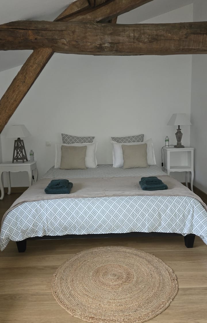 Chambre La Rêverie 
Krevat i ri 160x200 
Grila dhe perde të errëta
Ventilatori i kolonës
Ngrohës i ri 
Peshqirë të ofruar 
Krevatet bëhen pas mbërritjes për rehatinë tënde
Mbulesë jastëku + çarçaf i montuar + jastëk.
