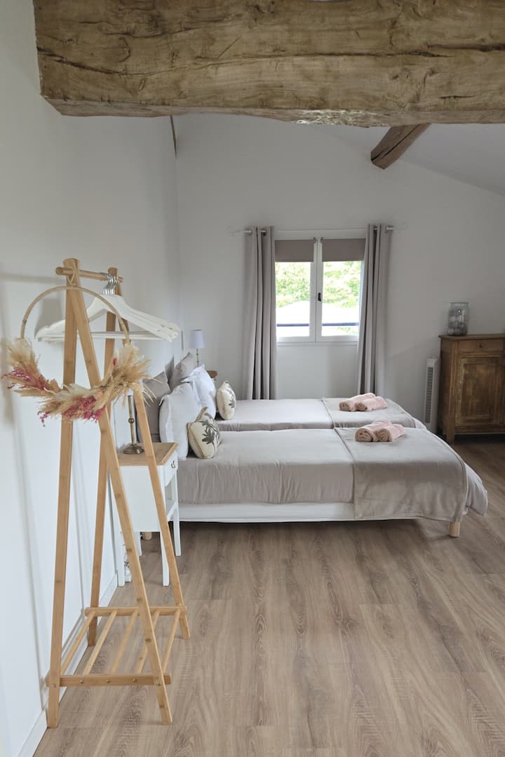 Dhomë e fshehur 
Shtroja të reja, dy krevate tek 90x190
Ventilatori i kolonës
Grila dhe perde të errëta.
Ngrohës i ri 
Krevatet janë bërë në mbërritjen tënde për rehatinë tënde +peshqirët e siguruar 
Mbulesë jastëku + çarçaf i montuar + jastëk.
