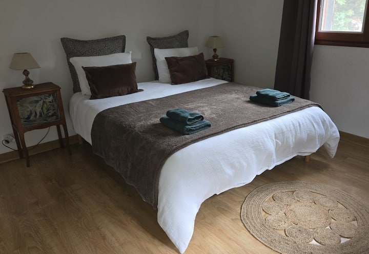 Dhoma Des Songes
Shtroja të reja 160x200
Ekranet e dritareve.
Hijet dhe perdet e errëta 
Ventilatori i kolonës
Ngrohës i ri
Krevatet bëhen pas mbërritjes për rehatinë tënde
Mbulesë jorgani + çarçaf i montuar + jastëk+ peshqirë.
  