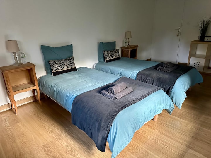 dhomë dupleks 
Shtroja të reja, dy krevate tek 90x190
Grila dhe perde të errëta.
Krevatet bëhen pas mbërritjes për rehatinë tënde
Mbulesë jastëku + çarçaf i montuar + jastëk.
Ofrohen peshqirë tualeti.