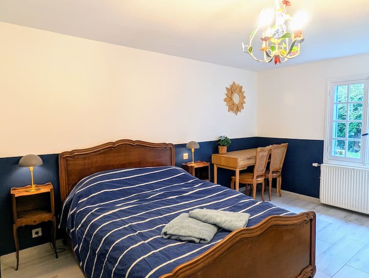Sovrum (på bottenplan)
- 1 säng på 190x140 cm
- 2 nattduksbord med lampa
- 1 kontor
- 1 förvaringskrin
- utrymme för att ställa en babysäng