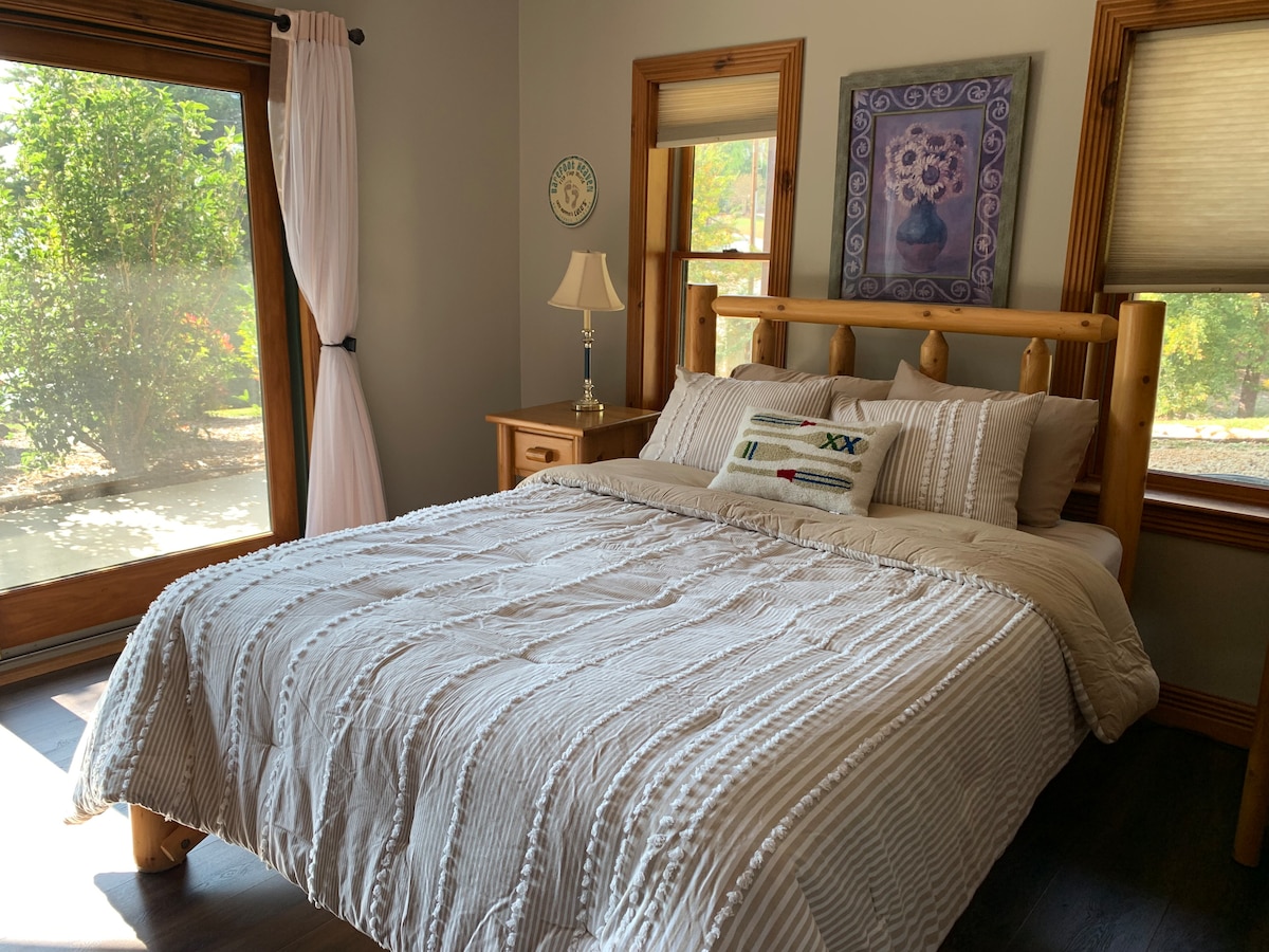 Mashuka na mito safi.  Bafu kubwa na bafu na kufikika.  Ufikiaji wa beseni la maji moto Beseni la maji moto 