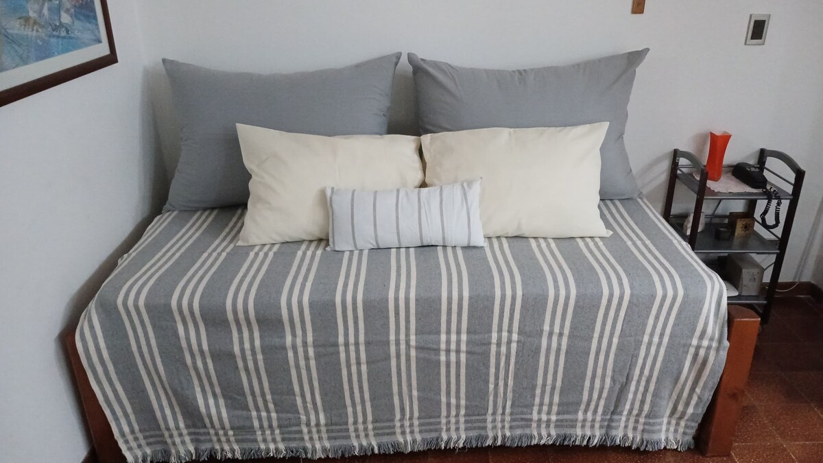 Dupleks krevet koji se nalazi u dnevnoj sobi koju koristi kauč.