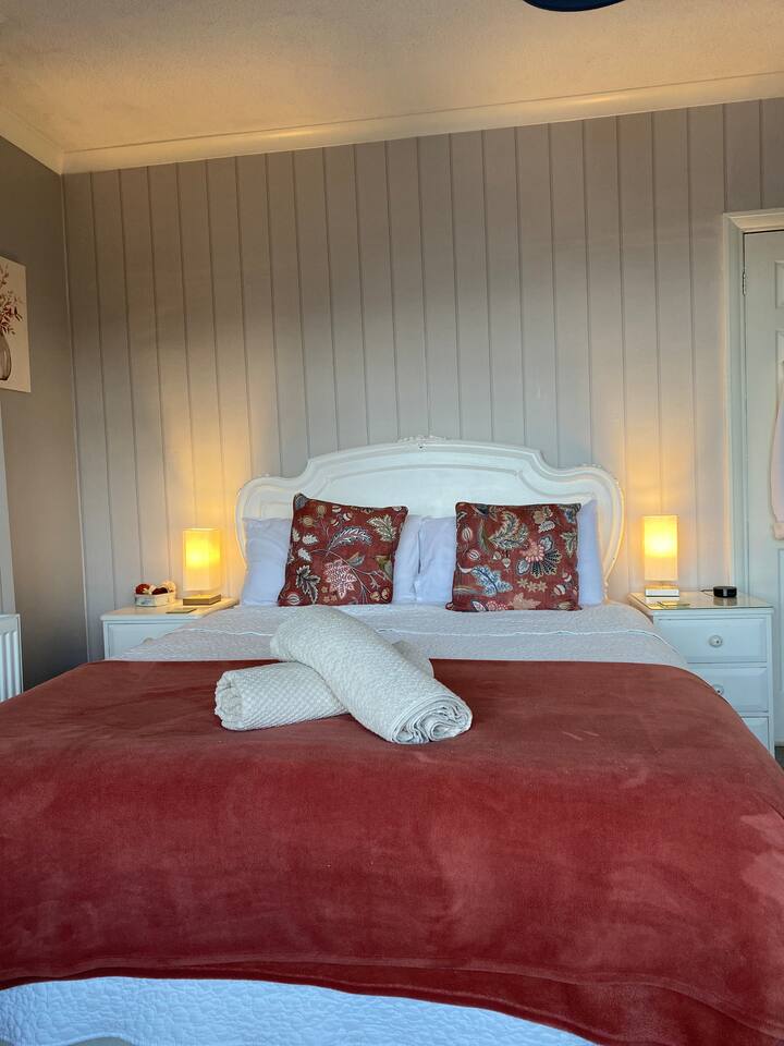 Cosy, spacious room newly decorated, with kingsize bed, memory foam mattress. Tea/coffee facility. Tv. Seating area. Spacious wardrobe. Towelling Robes/ slippers