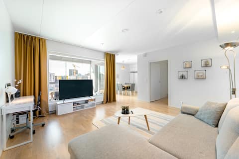 Top Airbnb: Bright&spacious top-floor living with free parking in Länsisatama