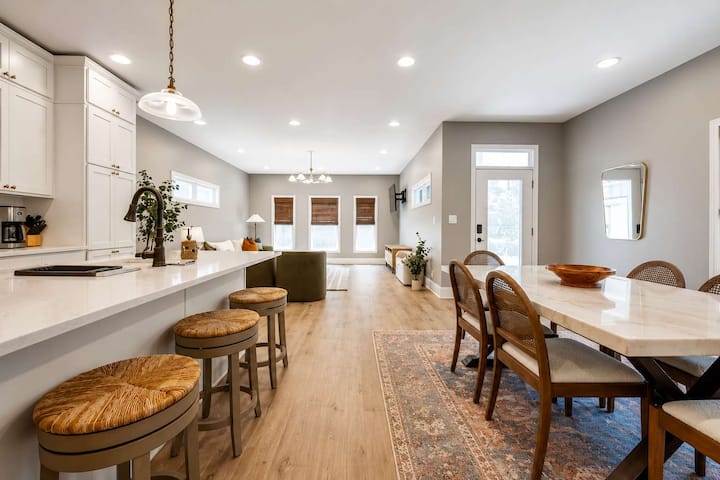 Perfect Downtown Location | Modern 3br/3ba Home - 인디애나폴리스